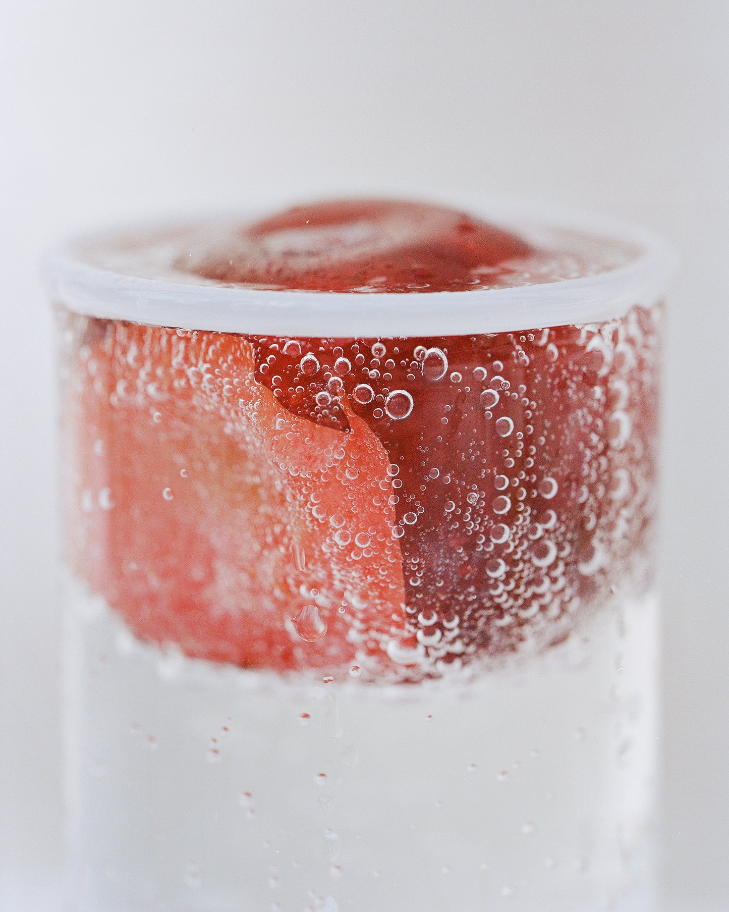 Akua Objects Glassware. Mouth blown and handmade Bohemian Glassware. Made in Bohemia. The Peter collection is a dedication to Annika’s grandfather, who made a great effort of gathering his children and grandchildren around an atmospheric dinner table. Glassware with a rim has always been present in the home of Peter’s and is a timeless classic that will be found in homes for many generations to come.