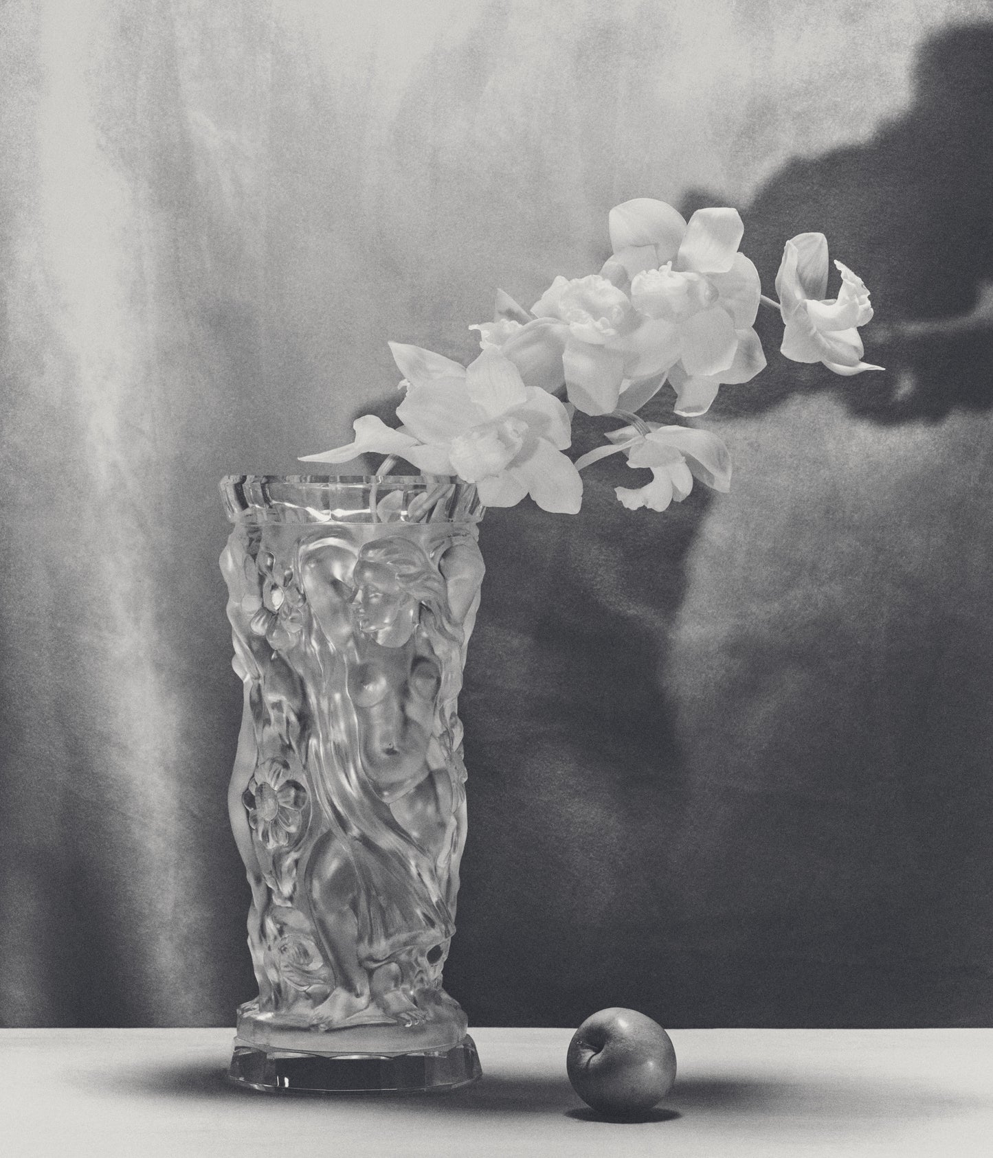 Mouth blown large clear Murano vase with sculptural flowers and women silhouettes.