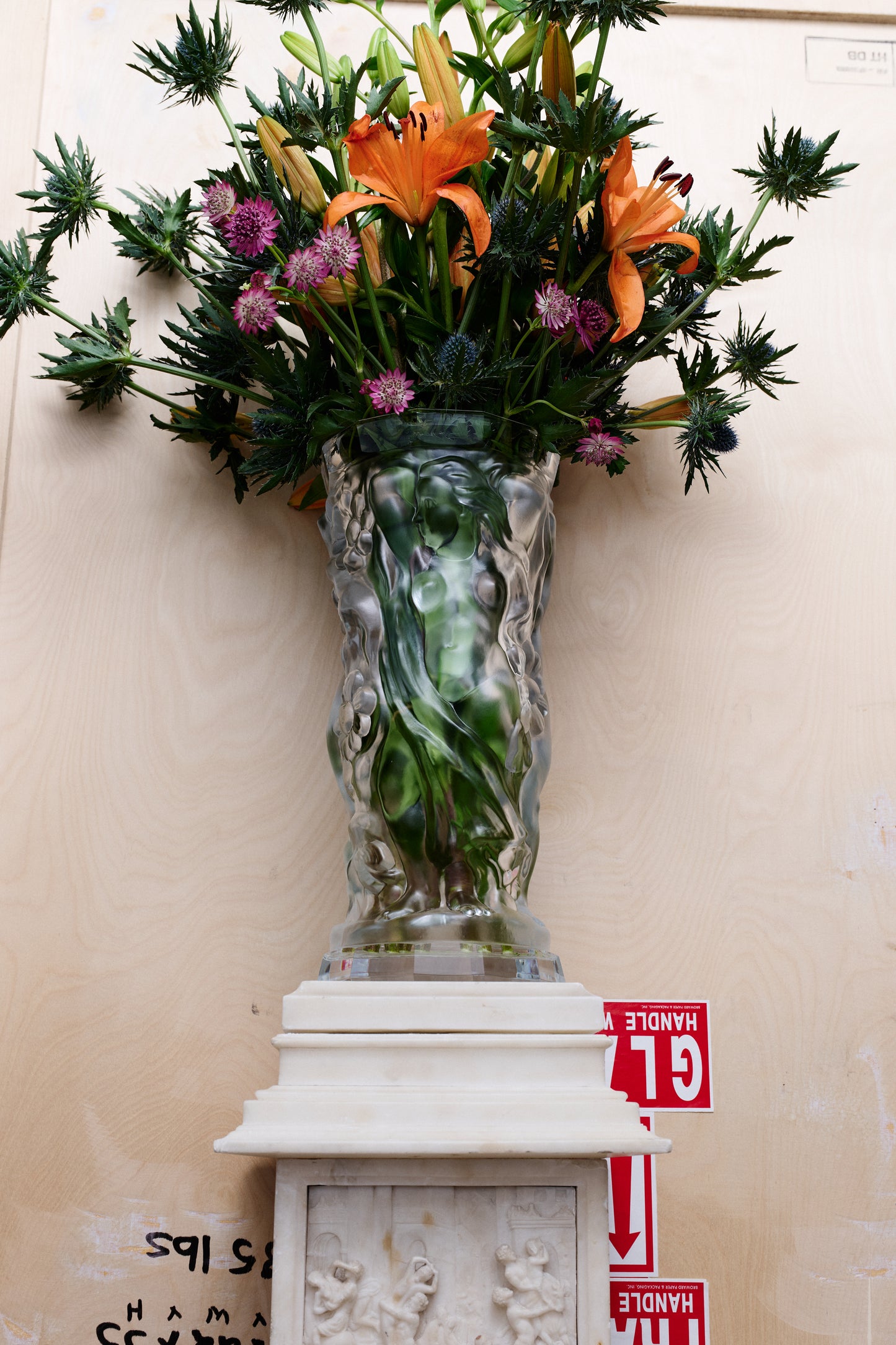 Mouth blown large clear Murano vase with sculptural flowers and women silhouettes.