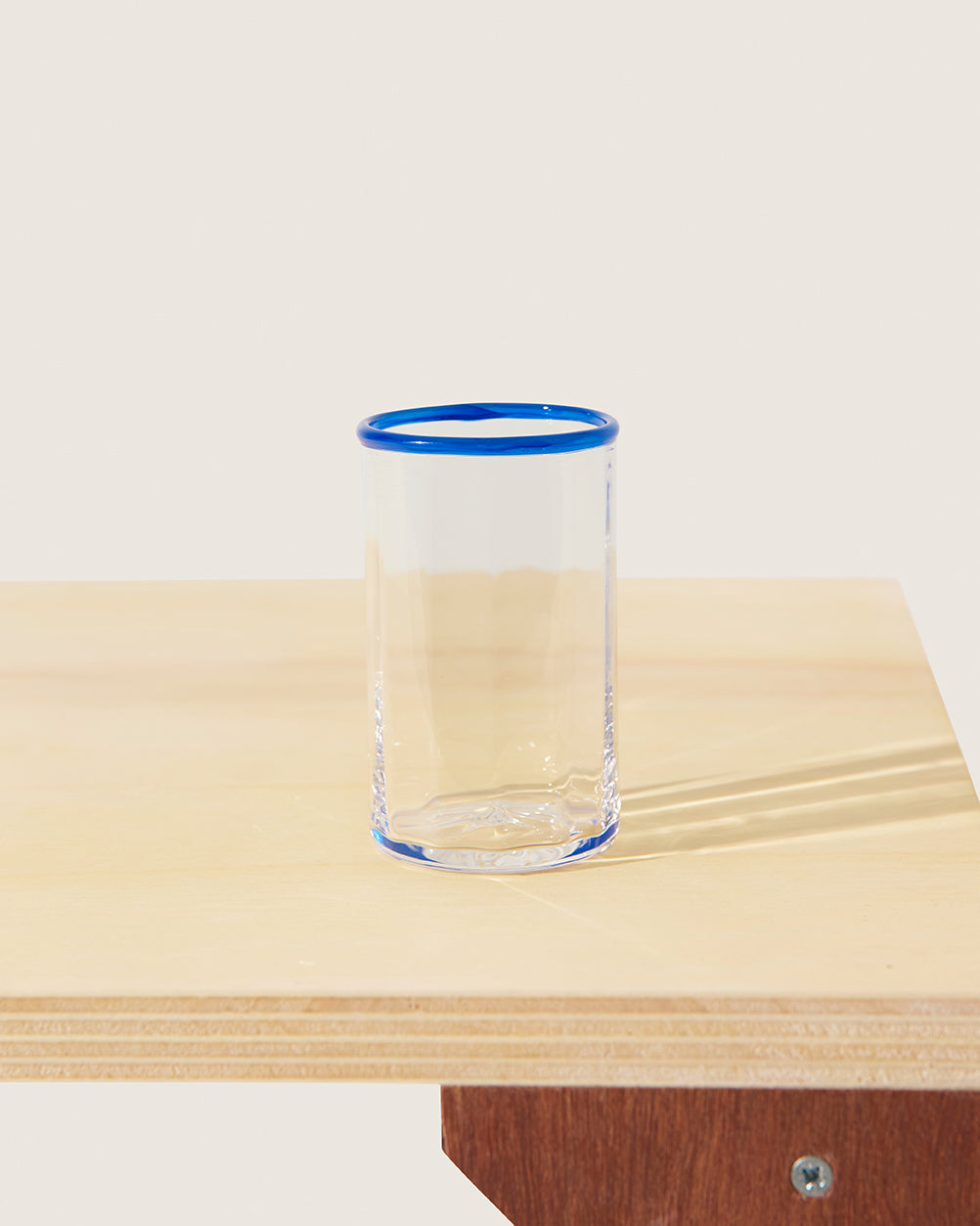 Akua Objects Glassware. Mouth blown and handmade Bohemian Glassware. Made in Bohemia. The Peter collection is a dedication to Annika’s grandfather, who made a great effort of gathering his children and grandchildren around an atmospheric dinner table. Glassware with a rim has always been present in the home of Peter’s and is a timeless classic that will be found in homes for many generations to come.