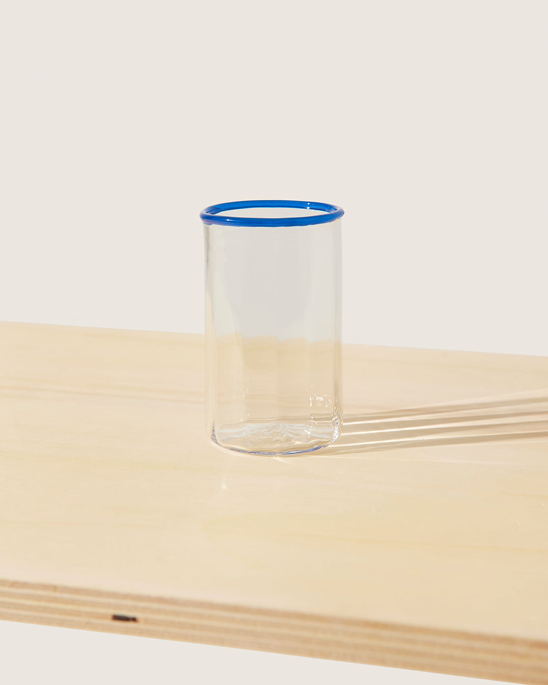 Akua Objects Glassware. Mouth blown and handmade Bohemian Glassware. Made in Bohemia. The Peter collection is a dedication to Annika’s grandfather, who made a great effort of gathering his children and grandchildren around an atmospheric dinner table. Glassware with a rim has always been present in the home of Peter’s and is a timeless classic that will be found in homes for many generations to come.