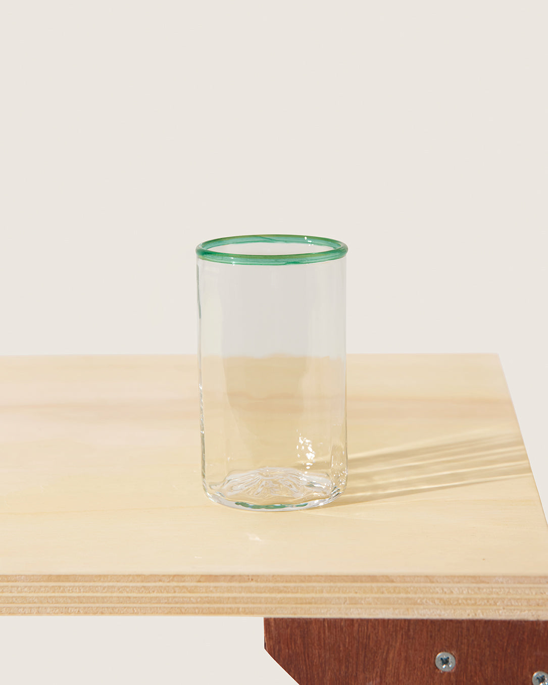 Akua Objects Glassware. Mouth blown and handmade Bohemian Glassware. Made in Bohemia. The Peter collection is a dedication to Annika’s grandfather, who made a great effort of gathering his children and grandchildren around an atmospheric dinner table. Glassware with a rim has always been present in the home of Peter’s and is a timeless classic that will be found in homes for many generations to come.