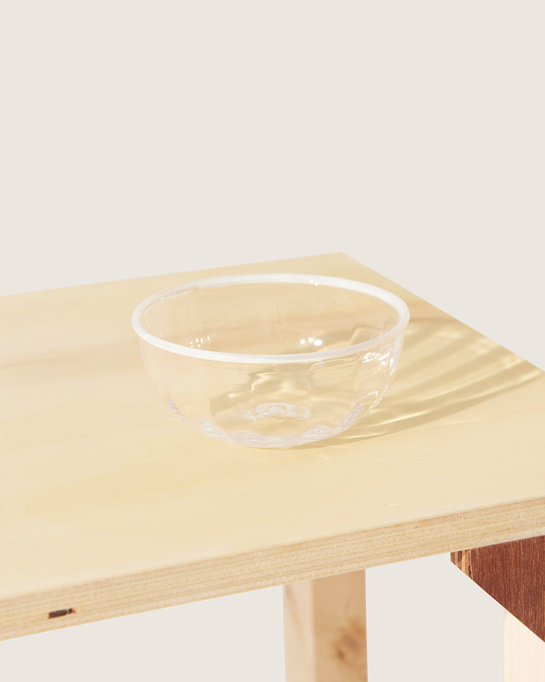 Akua Objects Glassware. Mouth blown and handmade Bohemian Glassware. Made in Bohemia. The Peter collection is a dedication to Annika’s grandfather, who made a great effort of gathering his children and grandchildren around an atmospheric dinner table. Glassware with a rim has always been present in the home of Peter’s and is a timeless classic that will be found in homes for many generations to come.
