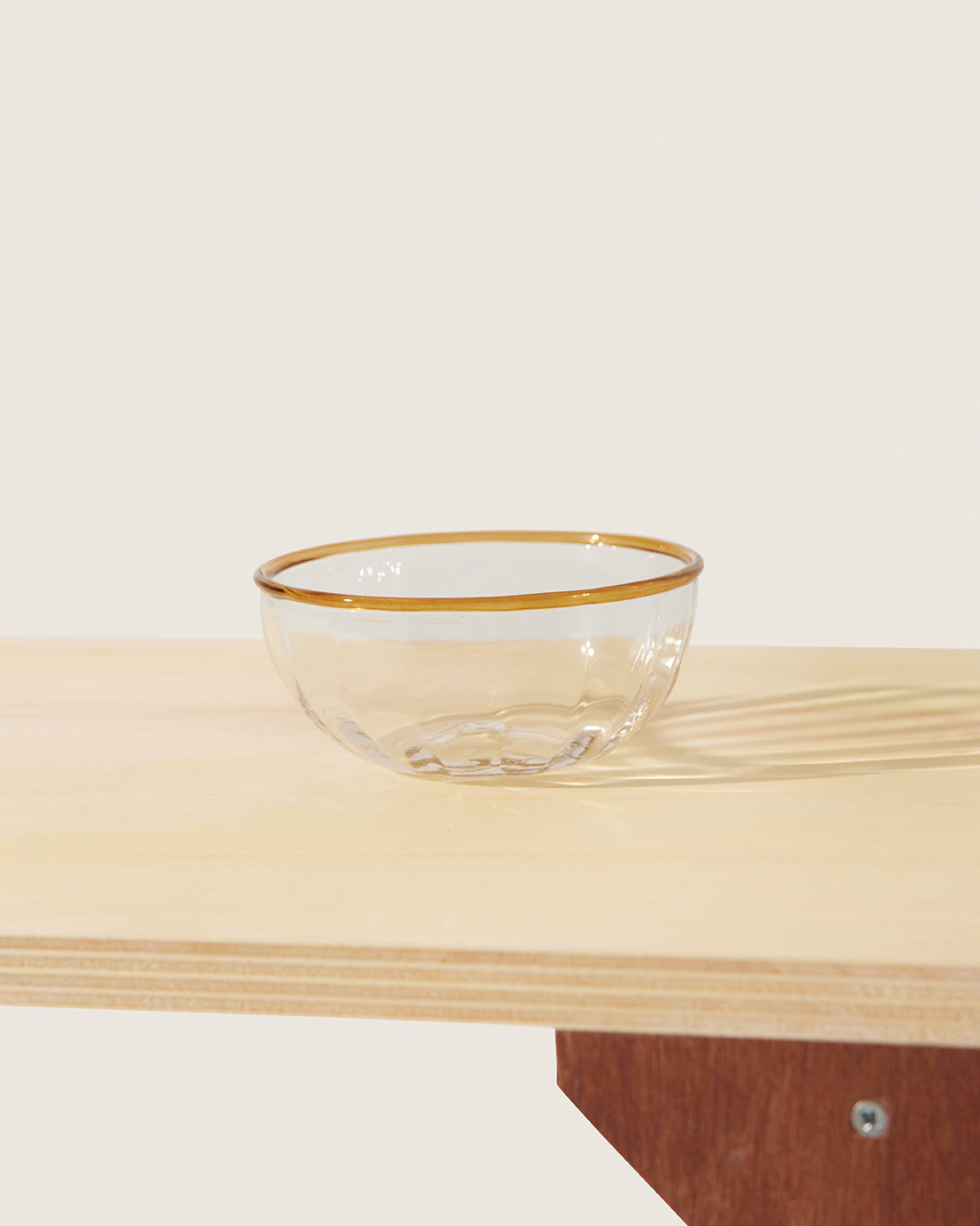 Akua Objects Glassware. Mouth blown and handmade Bohemian Glassware. Made in Bohemia. The Peter collection is a dedication to Annika’s grandfather, who made a great effort of gathering his children and grandchildren around an atmospheric dinner table. Glassware with a rim has always been present in the home of Peter’s and is a timeless classic that will be found in homes for many generations to come.