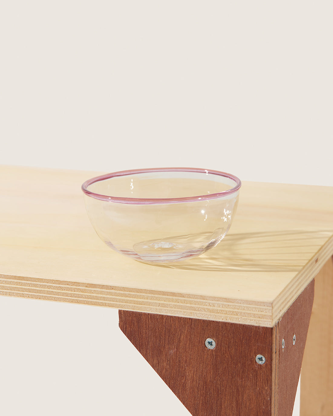 Akua Objects Glassware. Mouth blown and handmade Bohemian Glassware. Made in Bohemia. The Peter collection is a dedication to Annika’s grandfather, who made a great effort of gathering his children and grandchildren around an atmospheric dinner table. Glassware with a rim has always been present in the home of Peter’s and is a timeless classic that will be found in homes for many generations to come.