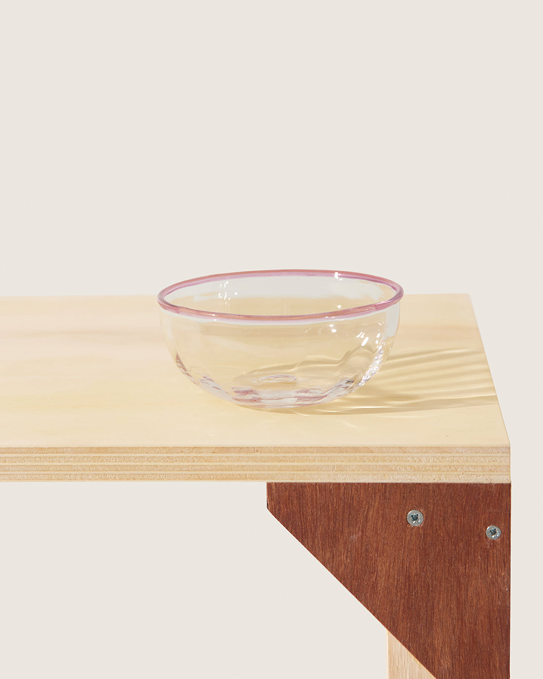 Akua Objects Glassware. Mouth blown and handmade Bohemian Glassware. Made in Bohemia. The Peter collection is a dedication to Annika’s grandfather, who made a great effort of gathering his children and grandchildren around an atmospheric dinner table. Glassware with a rim has always been present in the home of Peter’s and is a timeless classic that will be found in homes for many generations to come.