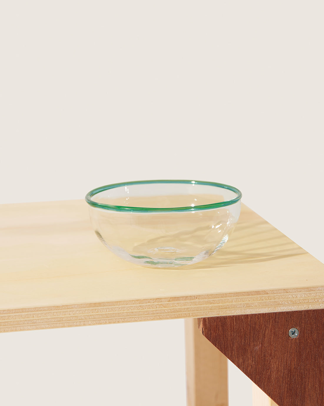 Akua Objects Glassware. Mouth blown and handmade Bohemian Glassware. Made in Bohemia. The Peter collection is a dedication to Annika’s grandfather, who made a great effort of gathering his children and grandchildren around an atmospheric dinner table. Glassware with a rim has always been present in the home of Peter’s and is a timeless classic that will be found in homes for many generations to come.