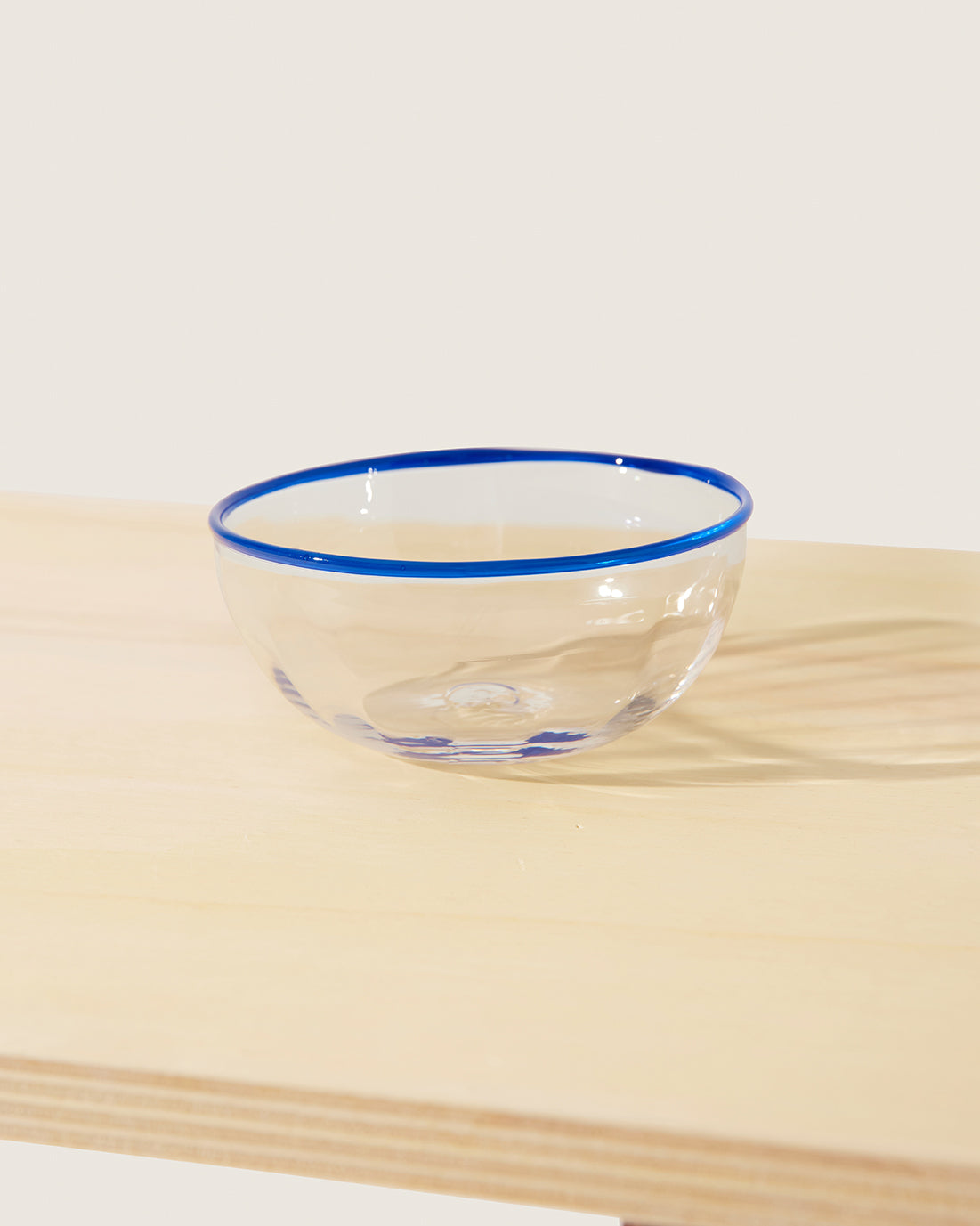 Akua Objects Glassware. Mouth blown and handmade Bohemian Glassware. Made in Bohemia. The Peter collection is a dedication to Annika’s grandfather, who made a great effort of gathering his children and grandchildren around an atmospheric dinner table. Glassware with a rim has always been present in the home of Peter’s and is a timeless classic that will be found in homes for many generations to come.