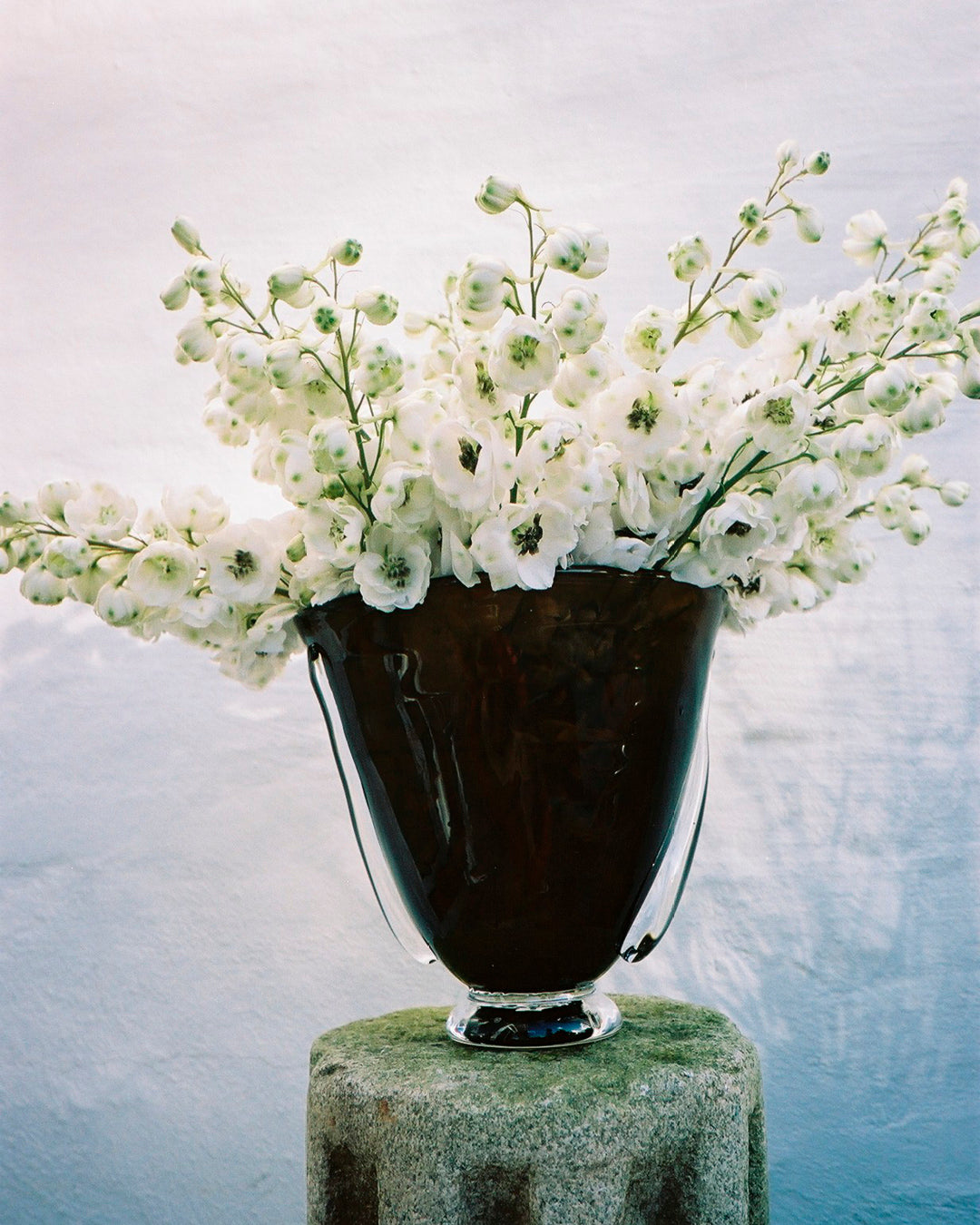 Akua Objects Glassware. Mouth blown and handmade Bohemian Glassware. Made in Bohemia. The Oliver vase is named after friend and muse of Akua Objects, Oliver Fussing. Different shapes meet and create a sculptural silhouette. The Oliver vase could have been born during the art deco period and act as a contemporary piece in Akua Object’s poetic universe. It takes four people to create each Oliver vase.